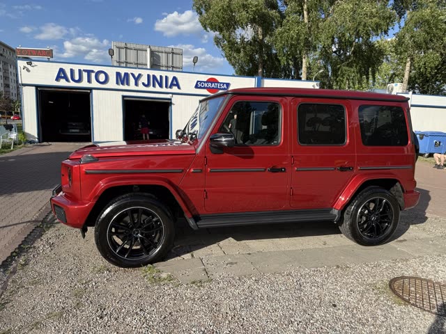 SUV po myciu ręcznym przed halą Myjni Sokratesa